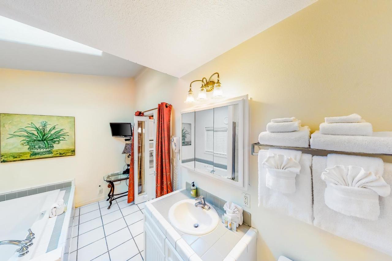 Sandals Inn | Spa Suite Cannon Beach Exterior photo